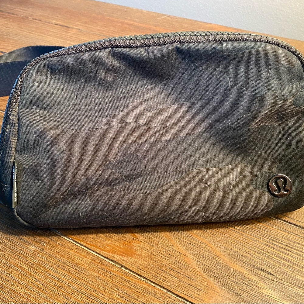 NEW Lululemon Everywhere Belt Bag - olive camo
